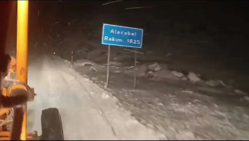 Antalya'da Işıklar Altında Kar Sürprizi: Şehir Beyaza Büründü
