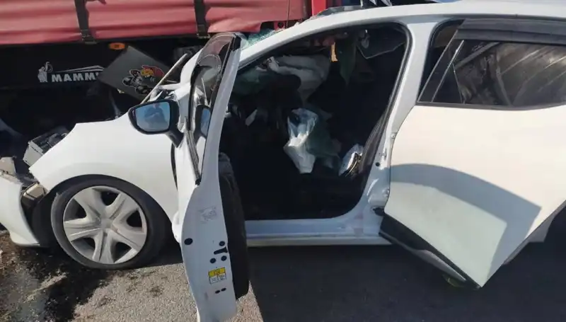 Sivas'ta Feci Kaza: Otomobil TIR'a Çarptı ve Trafik Durdu!
