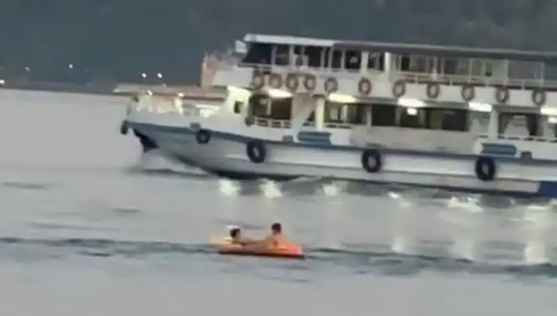 Sarıyer Sahilinde İki Çocuk Denize Botla Açıldı: Aileler Şoke Oldu