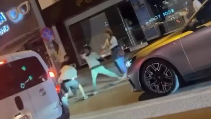 Cadde Boks Ringine Döndü: Şehirdeki Yılın Savaşına Tanıklık Et!