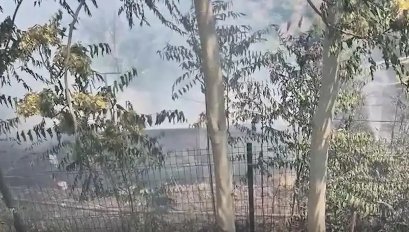 Sultangazi’de Otluk Alanda Çıkan Yangın, Gecekonduyu Tehdit Ediyor