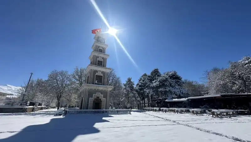 Erzincan’da Nisan Ayında Kış Manzarası: Güne Karla Uyanan Şehir