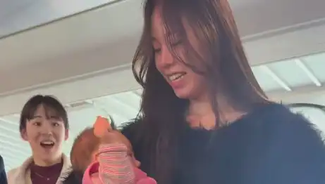 Japonya’nın En Küçük Yıldızı Bebek Gigi: Yerel Halkın Yeni Gözdesi