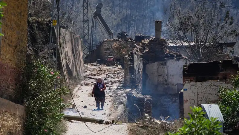 İzmir ve Bilecik'te Yangınlar: 415 Bina Küllere Döndü