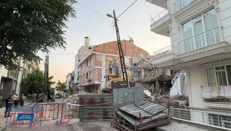 Yıkım Sürecinde Koptu: İki Sokak Elektriksiz Kaldı