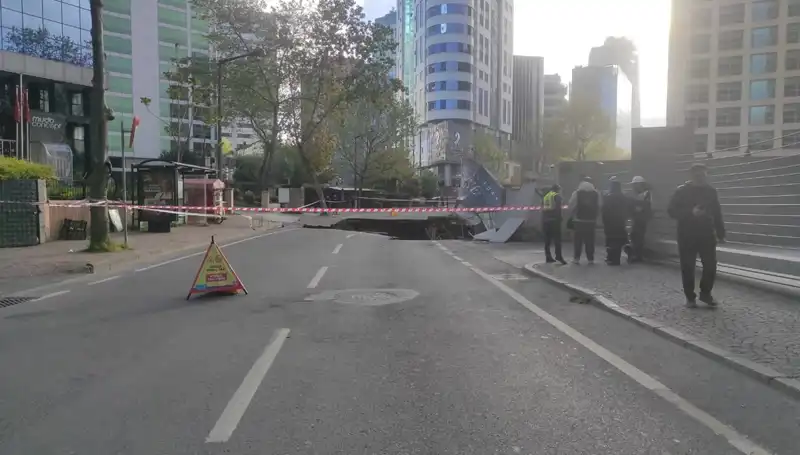 Sarıyer'de Yol Çöktü, Cadde Trafiğe Kapatıldı: Detaylar Neler?
