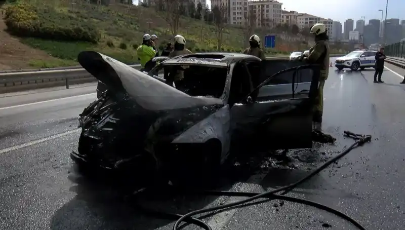 Yolda Alev Alev Yanan Araç, Korkutucu Manzarayı Gözler Önüne Serdi