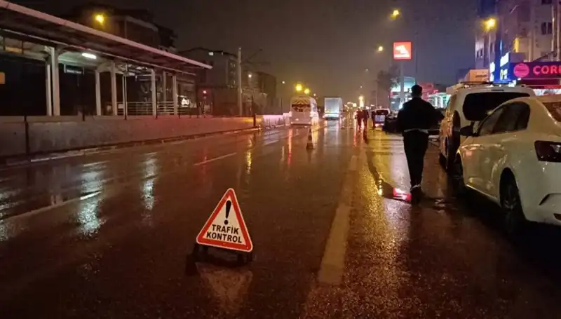 Bursa'da Kaza: Polise Çarpan Kamyonet Olayı Şok Etti