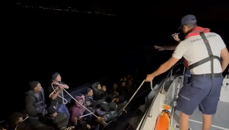 Çeşme'de Denizde Sürüklenen 42 Kaçak Göçmen Kurtarıldı!