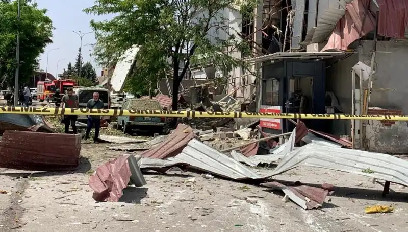 Gaziantep Fabrikasında Korkutan Patlama: Yaralılar ve Duygusal Anlar