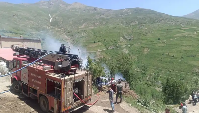 Van'da Yangın Faciası: Bir Çocuk Hayatını Kaybetti, Detaylar Şok Edici
