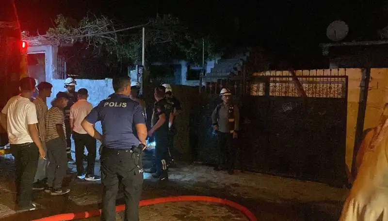 Ailesinin Evini Yakan Genç Linçten Son Anda Kurtarıldı